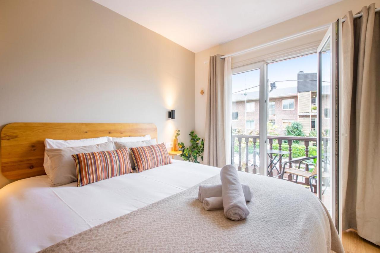 Habitación con cama grande y balcón